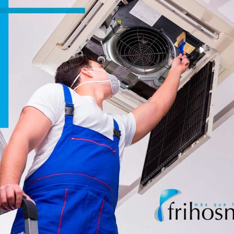 Hombre reparando el aire acondicionado