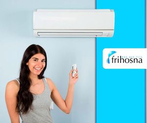 Frihosna mujer manejando aire acondicionado