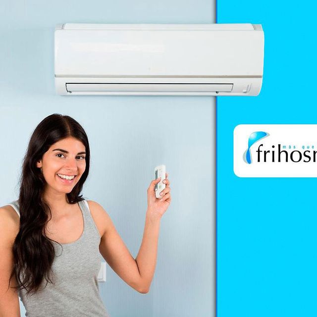 Frihosna mujer manejando aire acondicionado