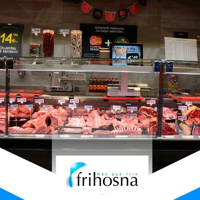 Frihosna carne en estante