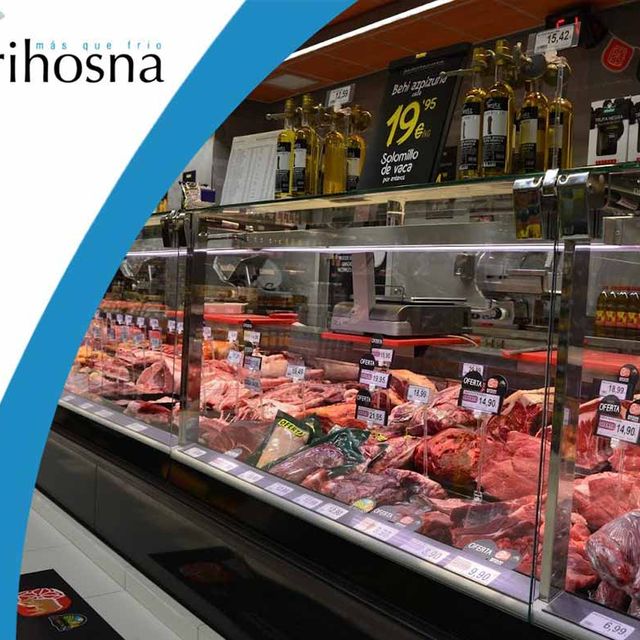 Frihosna carne en estantería