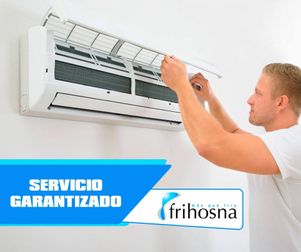 Frihosna hombre reparando aire acondicionado