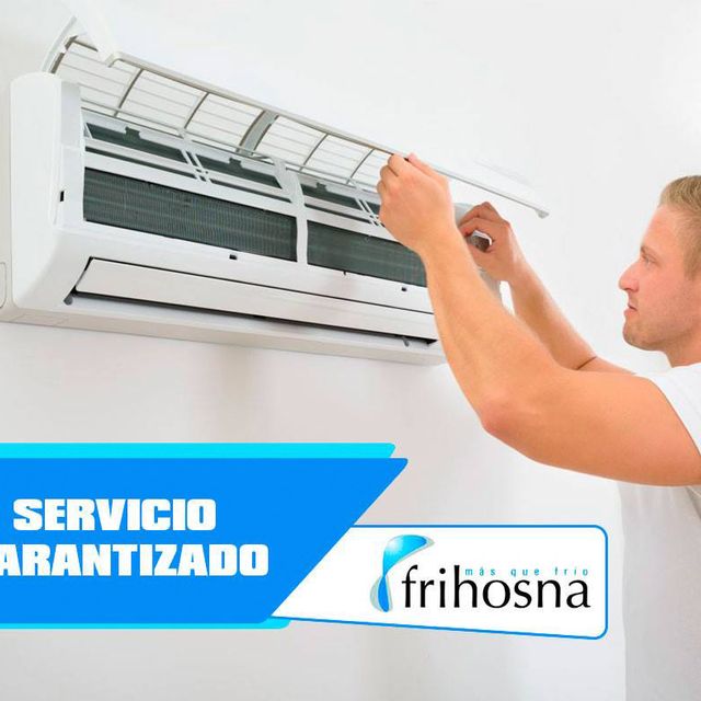 Frihosna hombre reparando aire acondicionado