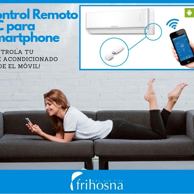 Frihosna mujer sonriendo en sofá